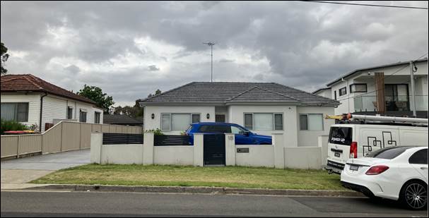 A house with a blue car parked in front of it

Description automatically generated