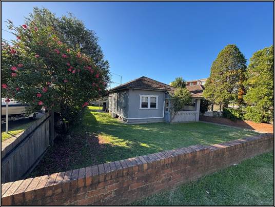 A house with a fence and a tree

AI-generated content may be incorrect.